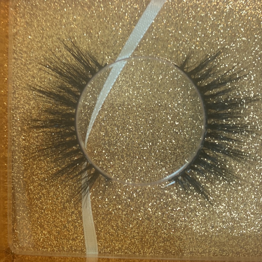 Lashes - Picture 9 of 12